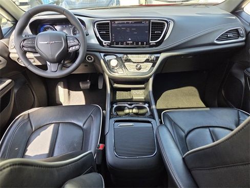Used 2025 Chrysler Pacifica Limited image 16