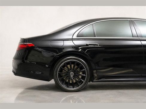 Used 2022 Mercedes-Benz S 500 4MATIC w/ AMG Line Package image 9