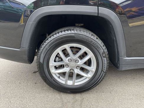 Certified 2023 Jeep Grand Cherokee L Laredo image 12