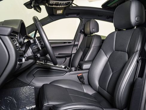 Certified 2026 Porsche Macan AWD/4WD image 5