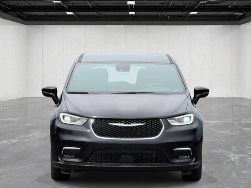 Used 2025 Chrysler Pacifica Select FWD image 2
