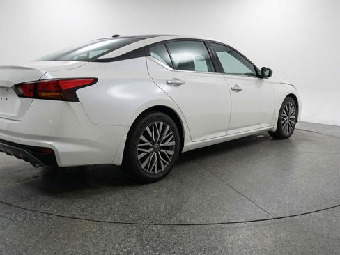 Used 2025 Nissan Altima 2.5 SV FWD image 9