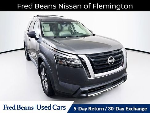 Certified 2023 Nissan Pathfinder SL image 1