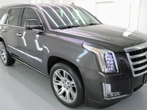Used 2018 Cadillac Escalade Premium Luxury RWD image 11