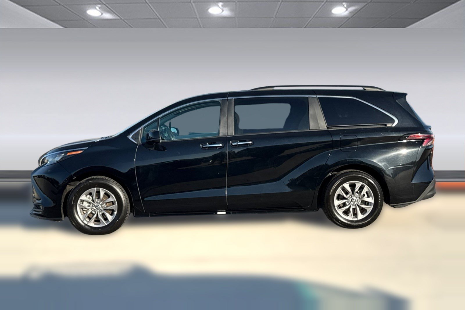 Used 2026 Toyota Sienna XLE FWD image 2