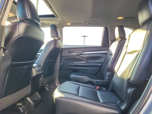 Used 2019 Toyota Highlander XLE image 11