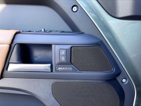 Used 2025 Land Rover Defender 110 X-Dynamic SE image 33