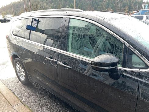 Used 2022 Chrysler Pacifica Touring-L image 15