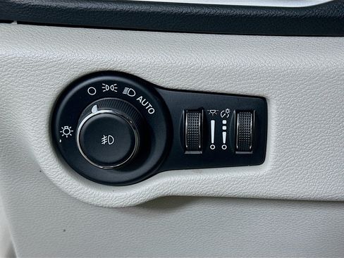 Used 2023 Chrysler Pacifica Touring-L FWD image 16