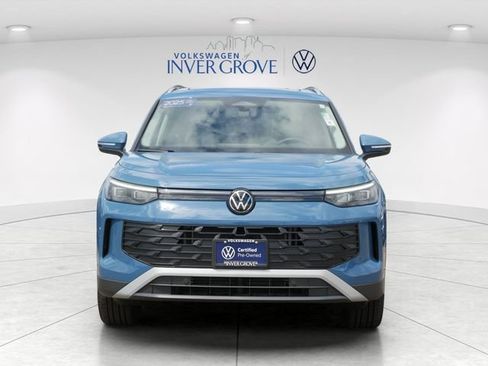 Certified 2025 Volkswagen Tiguan SE AWD/4WD image 2