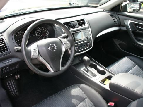 Used 2017 Nissan Altima 2.5 SV FWD image 2