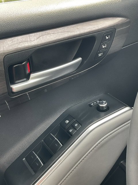 Used 2024 Toyota Highlander Limited AWD/4WD image 39