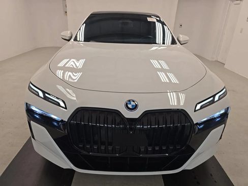 Used 2024 BMW i7 xDrive60 AWD/4WD image 3