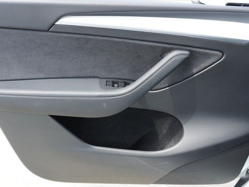 Used 2025 Tesla Model Y Long Range image 18