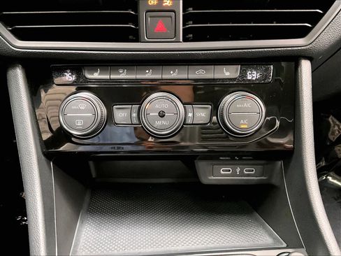 Used 2024 Volkswagen Jetta SE FWD image 34