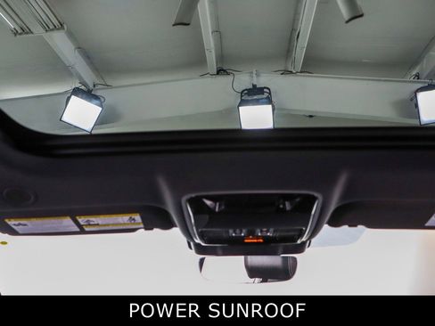 Used 2023 Land Rover Range Rover Velar R-Dynamic S image 21