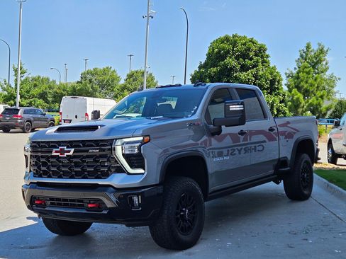 Used 2025 Chevrolet Silverado 2500 ZR2 w/ Technology Package AWD/4WD image 3