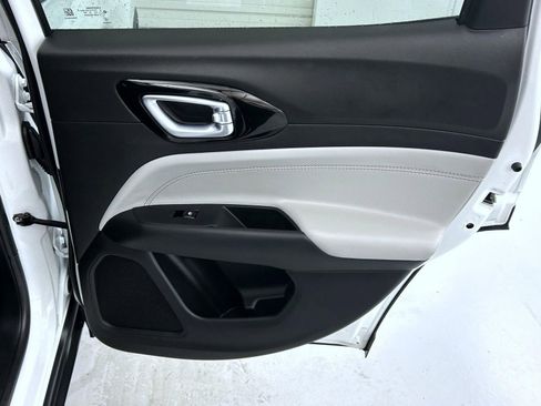 Certified 2025 Jeep Compass Limited image 17