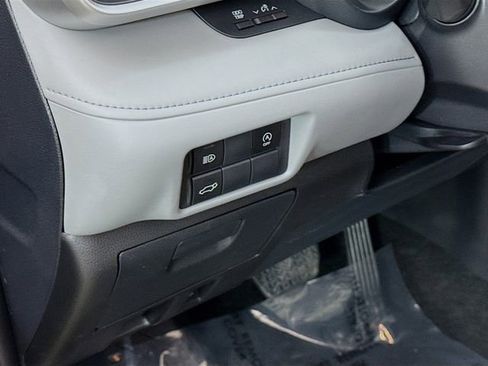 Used 2024 Toyota Highlander XLE image 10