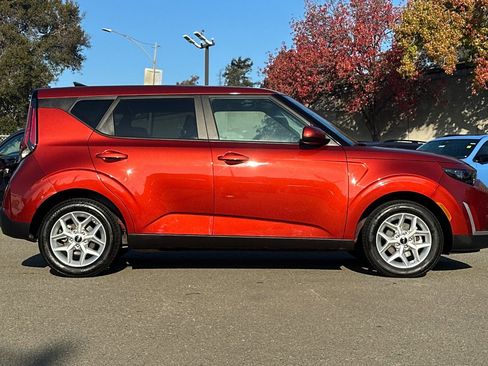Used 2024 Kia Soul LX w/ Option Group 015 image 3