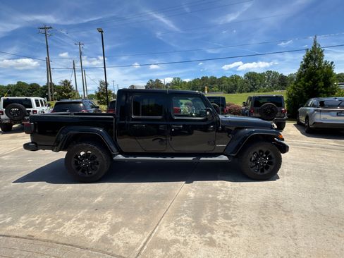 Certified 2022 Jeep Gladiator Overland AWD/4WD image 7