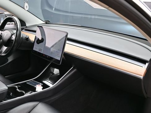 Used 2018 Tesla Model 3 Long Range RWD image 17