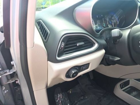 Used 2023 Chrysler Pacifica Touring-L FWD image 15