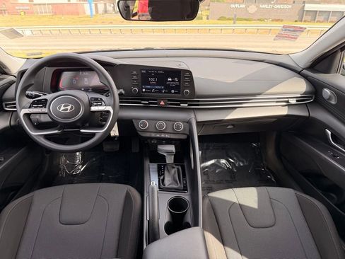 Used 2025 Hyundai Elantra SE FWD image 28