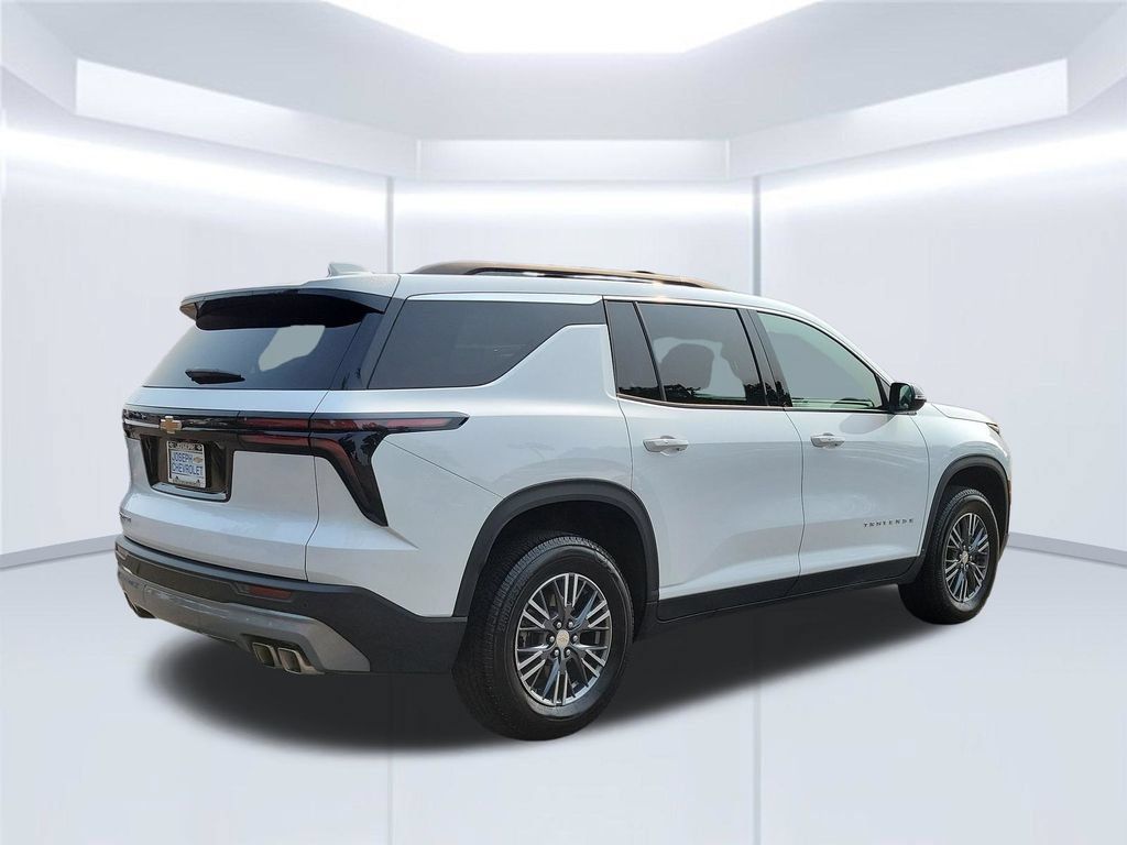 Used 2026 Chevrolet Traverse LT FWD image 5
