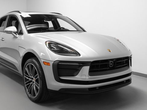 Certified 2026 Porsche Macan image 9