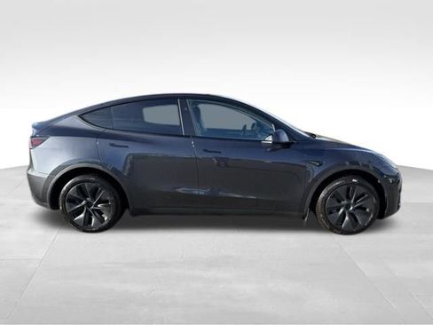 Used 2024 Tesla Model Y 2WD image 11