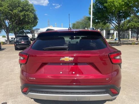 Used 2025 Chevrolet Trax LT w/ LT Convenience Package image 6