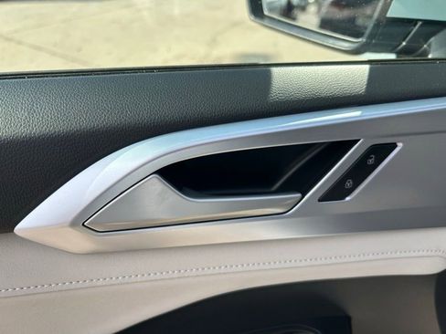 Certified 2025 Volkswagen Taos SE w/ Panoramic Sunroof Package FWD image 52