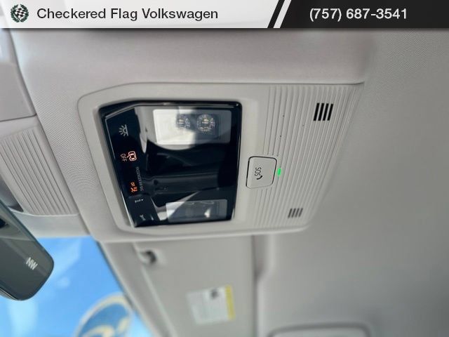 Used 2025 Volkswagen Tiguan SE FWD image 18