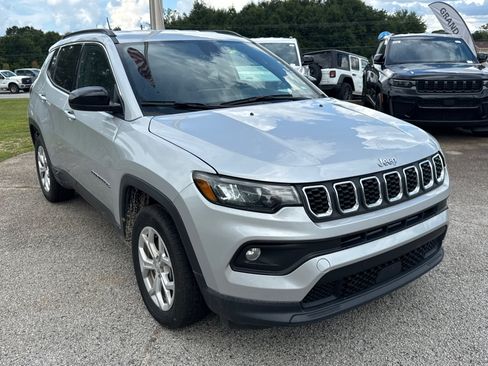 Used 2024 Jeep Compass Latitude AWD/4WD image 3