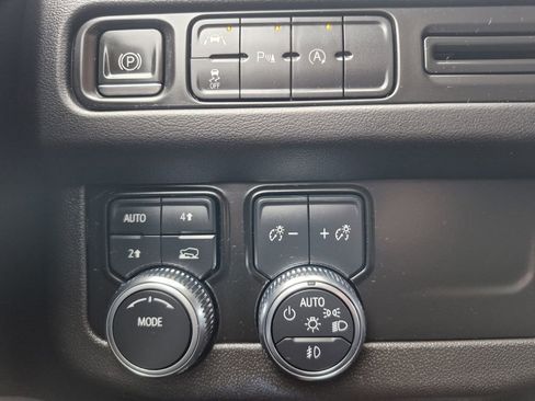 Used 2023 GMC Yukon XL SLT image 27