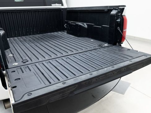 Used 2024 Toyota Tacoma SR5 AWD/4WD image 18