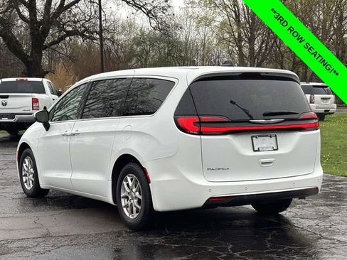 Used 2023 Chrysler Pacifica Touring-L image 2