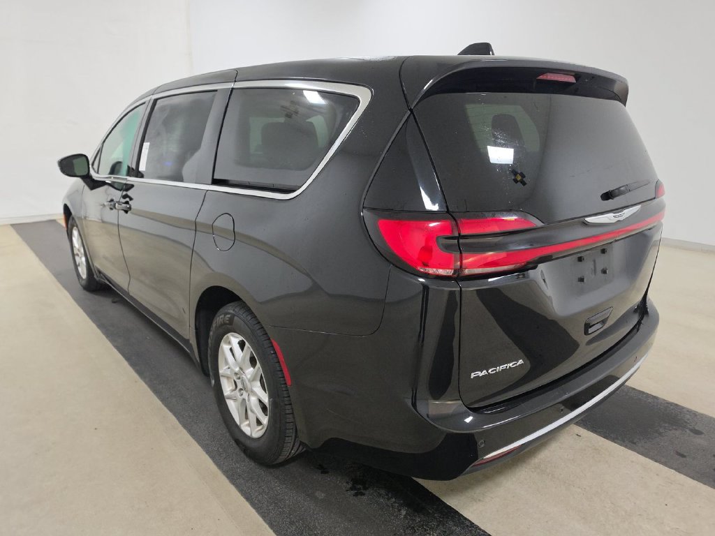 Used 2025 Chrysler Pacifica Select FWD image 4