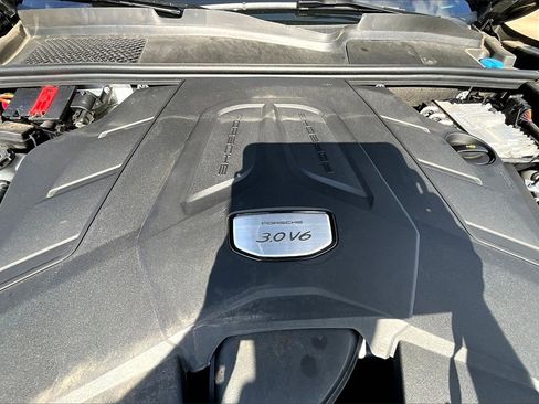 Used 2023 Porsche Cayenne Platinum Edition image 9