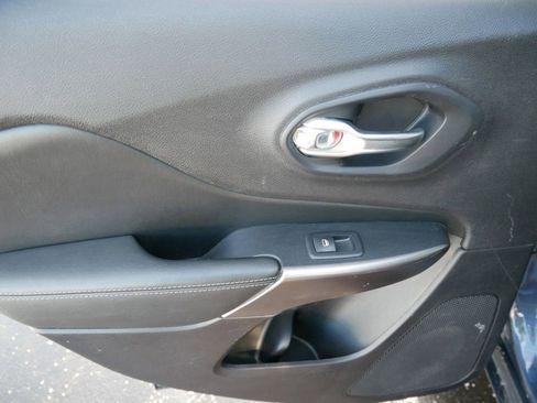 Used 2020 Jeep Cherokee Limited image 13