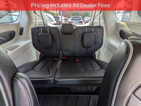 Used 2024 Chrysler Pacifica Limited w/ Uconnect Theater Family Group FWD image 15