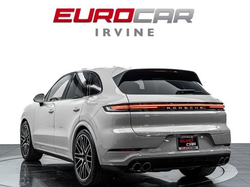 Used 2025 Porsche Cayenne AWD/4WD image 3