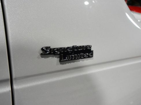 Used 2005 Lincoln Town Car Signature Limited RWD image 4