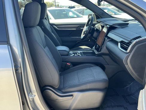 Used 2025 GMC Acadia Elevation image 28