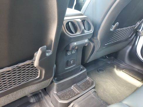 Used 2024 Jeep Wrangler Unlimited Rubicon AWD/4WD image 15