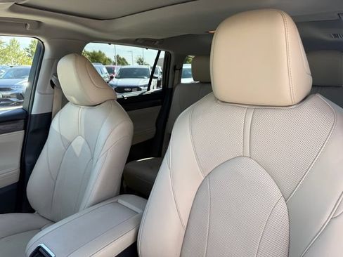 Used 2024 Toyota Highlander Limited FWD image 15