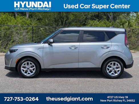 Used 2023 Kia Soul LX w/ LX Technology Package FWD image 2