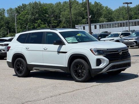 New 2026 Volkswagen Atlas Peak Edition image 2
