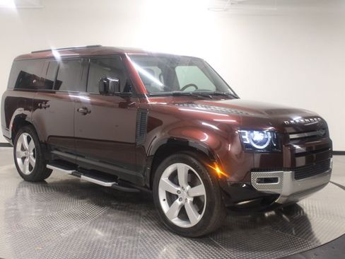 Used 2023 Land Rover Defender 130 SE image 9